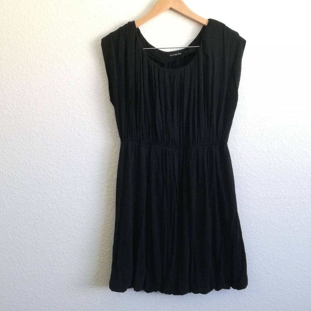 🌷 Black Top with Cinched Waist